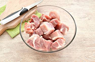 Перед реализацией рецепта мясо промываем и обсушиваем