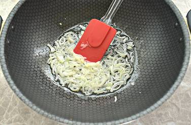 Репчатый лук нарезаем полукольцами или четверть кольцами