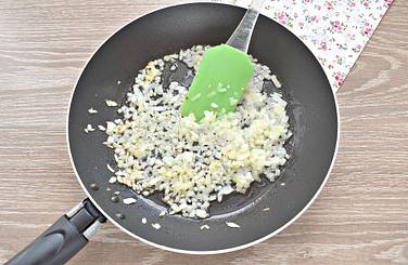 Репчатый лук нарезаем мелкими кусочками