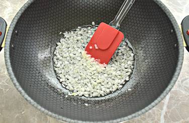 Нарезаем репчатый лук небольшими кусочками