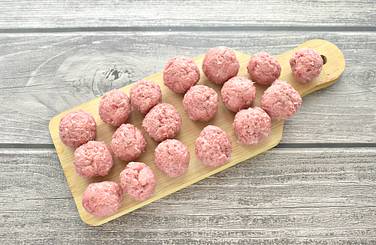 Мясной фарш по вкусу солим и сдабриваем молотым перчиком