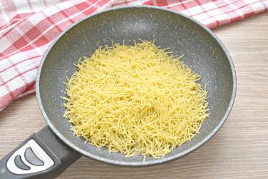 Выливаем на сковороду растительное масло