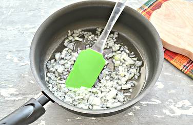 Репчатый лук измельчаем небольшими кусочками