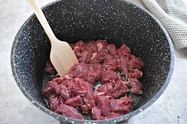 Мясо нарезаем некрупными кусочками