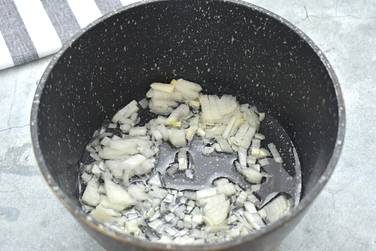 Нарезаем репчатый лук небольшими кусочками
