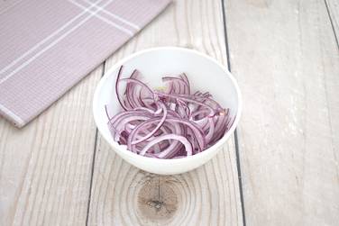 Для данного рецепта я использовала фиолетовый лук, подойдёт, кстати, и обычный