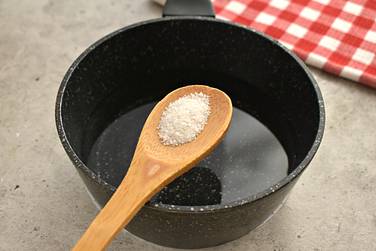 Наливаем в кастрюлю воду и по вкусу солим, доводим до кипения