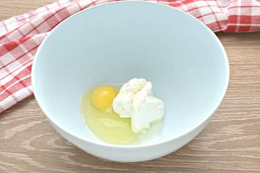Разбиваем в миску куриное яйцо