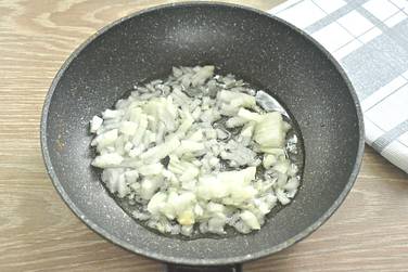 Нарезаем лук маленькими кусочками