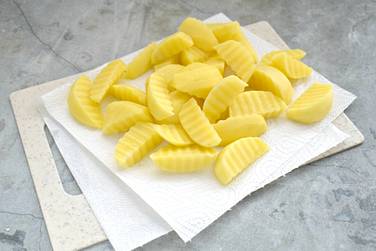 Картофель нарезаем средними ломтиками