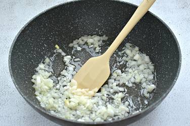 Нарезаем мелкими кусочками репчатый лук