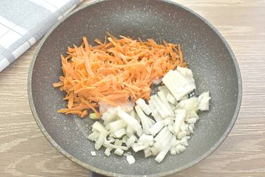 Лук нарезаем небольшими кусочками, а морковь крупно натираем