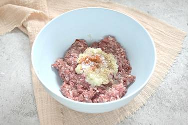 Перекладываем мясной фарш в миску