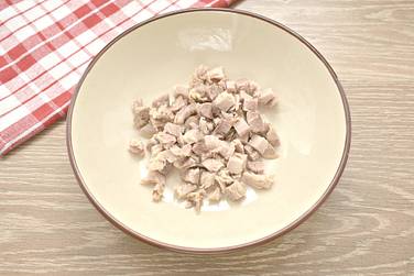 Начнём измельчение ингредиентов с мяса