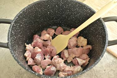 Нарезаем свинину небольшими кусочками