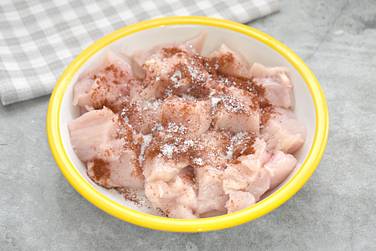 Куриное филе для нашего блюда нарезаем средними кусочками