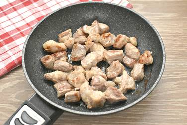 Свинину нарезаем небольшими кусочками