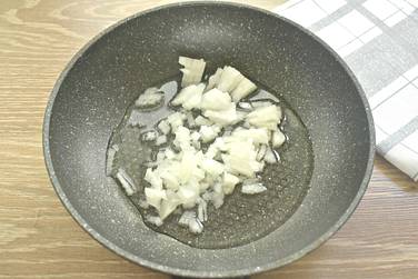Репчатый лук нарезаем небольшими кусочками
