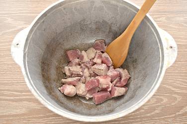 Свинину нарезаем небольшими кусочками