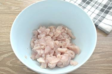 Предварительно ополаскиваем куриное филе и обсушиваем его бумажными полотенцами