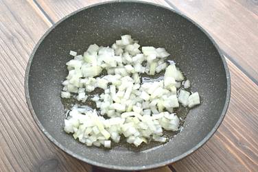 Нарезаем репчатый лук небольшими кубиками