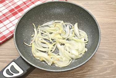 Репчатый лук нарезаем тонкими перьями