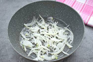 Нарезаем репчатый лук полукольцами