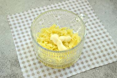 Картофель измельчаем крупной тёркой