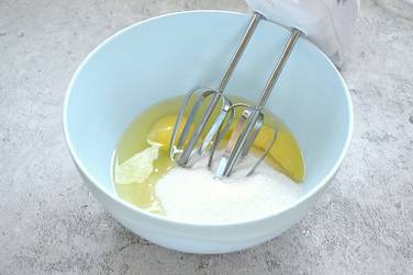 Во вместительную миску разбиваем все куриные яйца