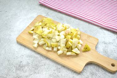 Промытые груши нарезаем небольшими кубиками