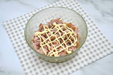 Копчёное куриное мясо нарезаем маленькими кубиками