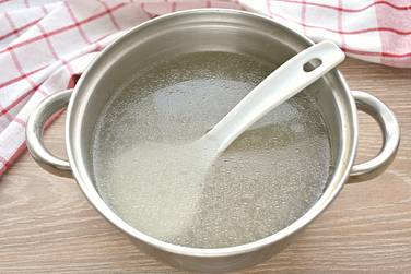 Мясной бульон на плите доводим до кипения