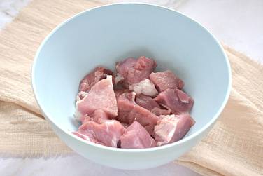 Мякоть свинины нарезаем средними по размеру кусочками (примерно 3 на 3 см)