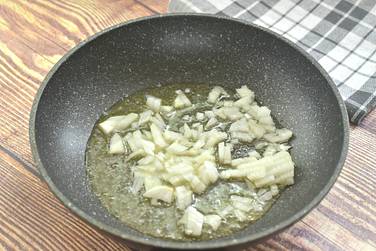 На сковороду кладём кусочек сливочного масла, добавляем к нему растительное