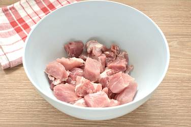 Для маринования нарезаем свинину небольшими кусочками (примерная ширина 2 см)