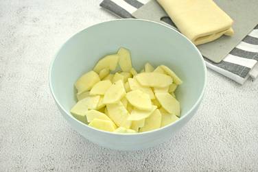 Яблоки очищаем от кожуры