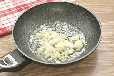 Репчатый лук нарезаем маленькими кусочками
