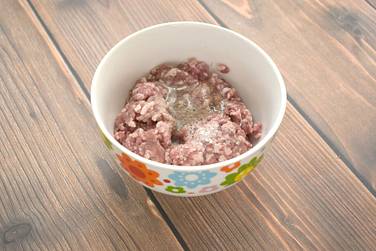 Мясной фарш перекладываем в миску и добавляем к нему куриный белок