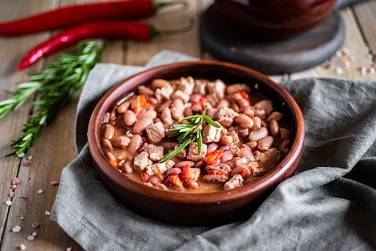Колоритные горшочки с изумительно нежной фасолью с мясом украсят ваш обеденный стол - яство можно дегустировать прямо из глиняной посуды, а можно традиционно выложить на тарелки
