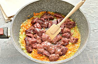 К овощам добавляем нарезанную кусочками куриную печень