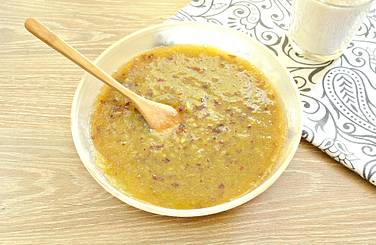 Ломтики сливы загружаем поочерёдно в чашу мясорубки и измельчаем до состояния вот такого пюре