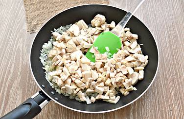 Грибы измельчаем кусочками