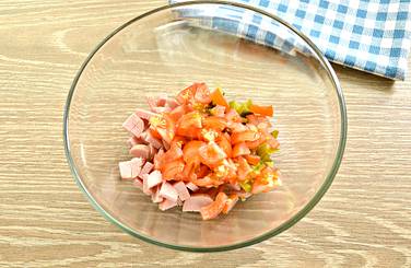 Помидоры черри нарезаем небольшими кусочками