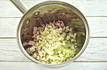 Куриные яйца очищаем от скорлупы