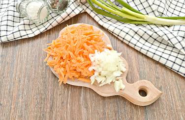 Подготовим овощной состав для перловой каши с курицей