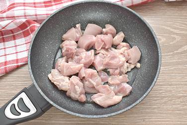 Куриное мясо нарезаем небольшими кусочками и отправляем на сковороду, в которой уже прогрето растительное масло