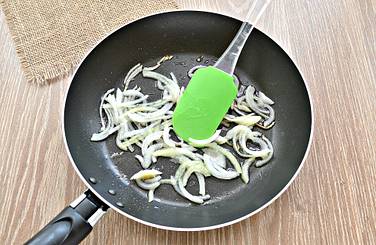 Репчатый лук измельчаем тонкими полукольцами