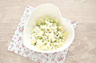 Дополняем огурцы измельчёнными куриными яйцами