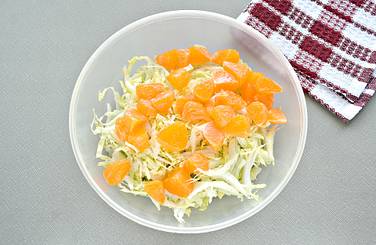 Очищаем мандарины