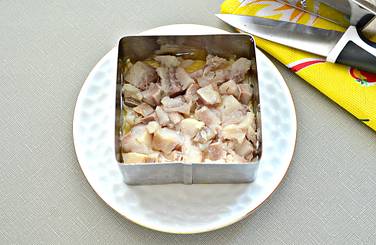 Филе солёной сельди нарезаем кусочками, укладываем второй ряд